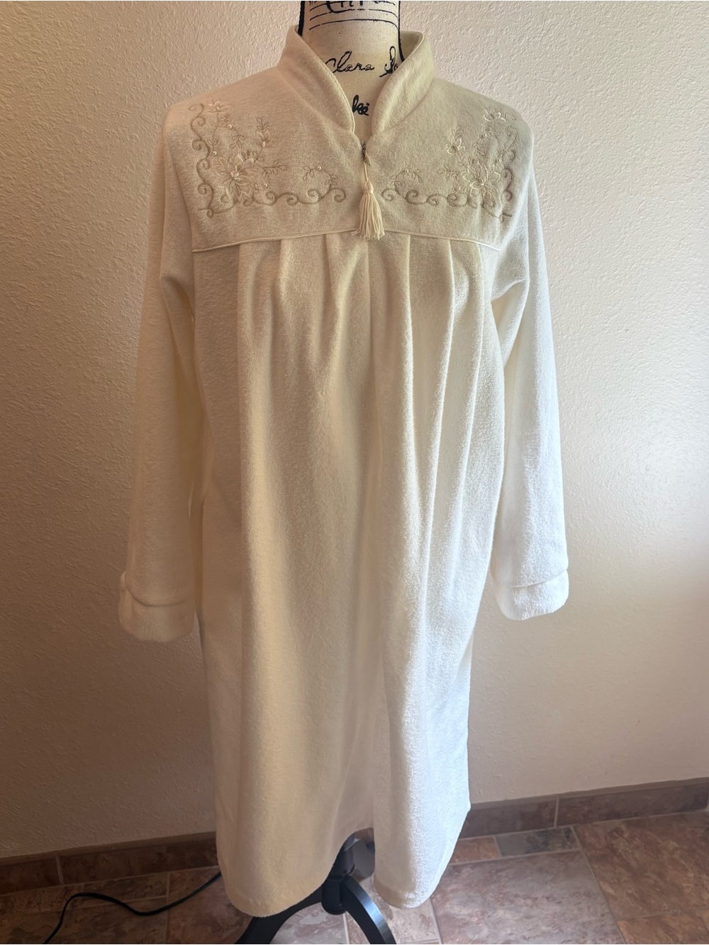 Vintage Women’s Embroidered Zip Up Robe Medium